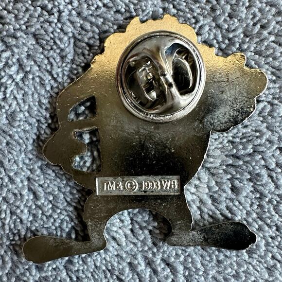 Tasmanian Devil Lapel Pin Brown Warner Brothers Cartoon Character Gold Cute Vtg - Picture 2 of 4